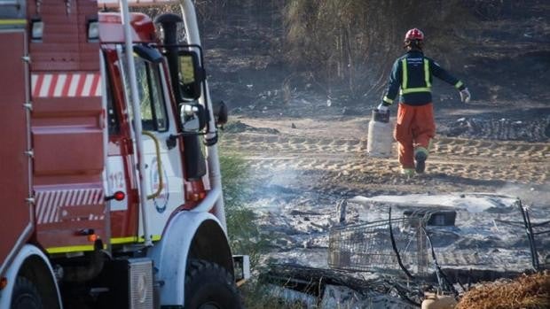 Un incendio en un asentamiento de Palos, en Huelva, deja dos heridos y calcina el 60% de las chabolas