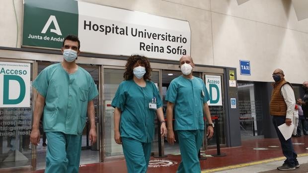 ABC, en la UCI del Hospital Reina Sofía de Córdoba | «Nos unimos porque vimos que, si no, no salíamos adelante»