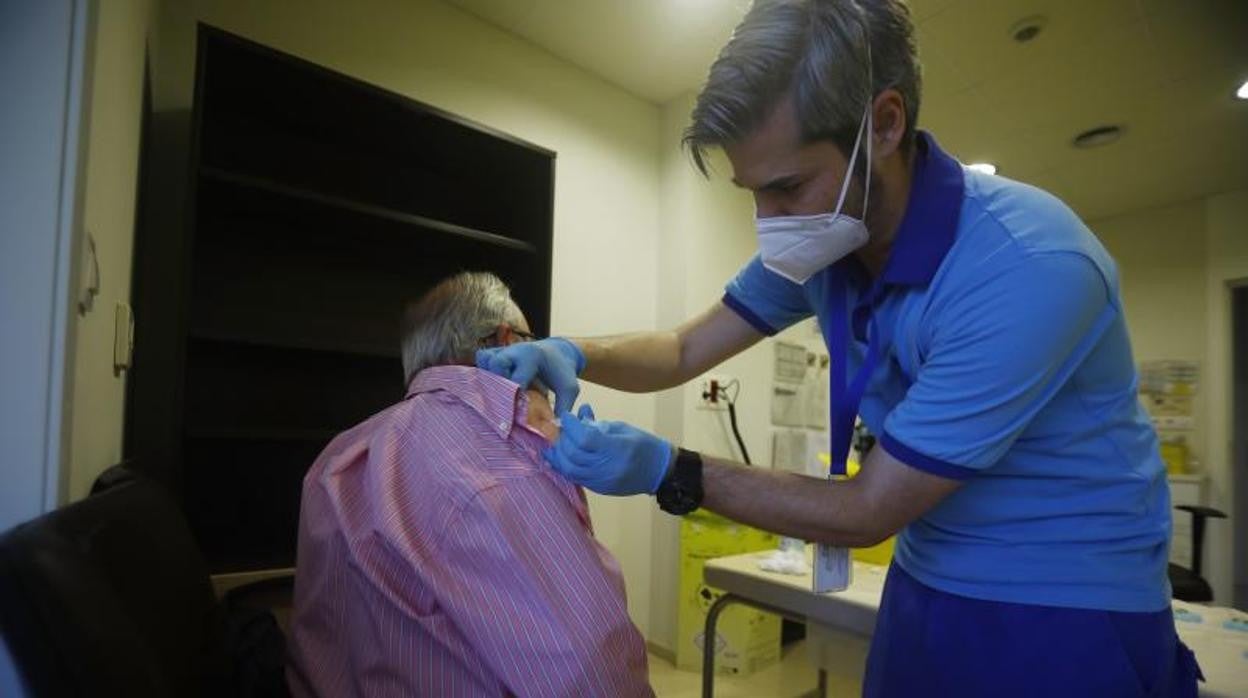 Una persona recibe la vacuna en un centro de salud de Córdoba