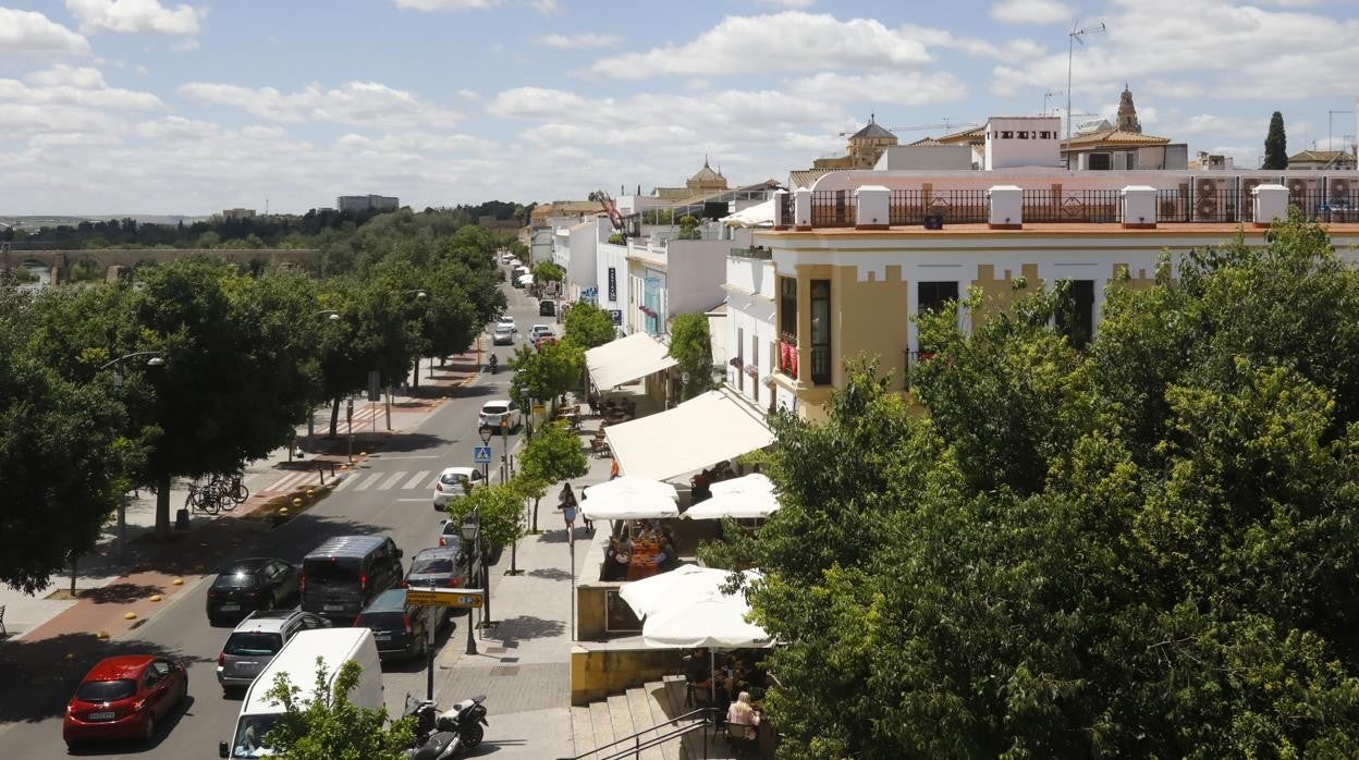 Panorámica desde el Paseo de la Ribera de los veladores de distintos negocios de hostelería