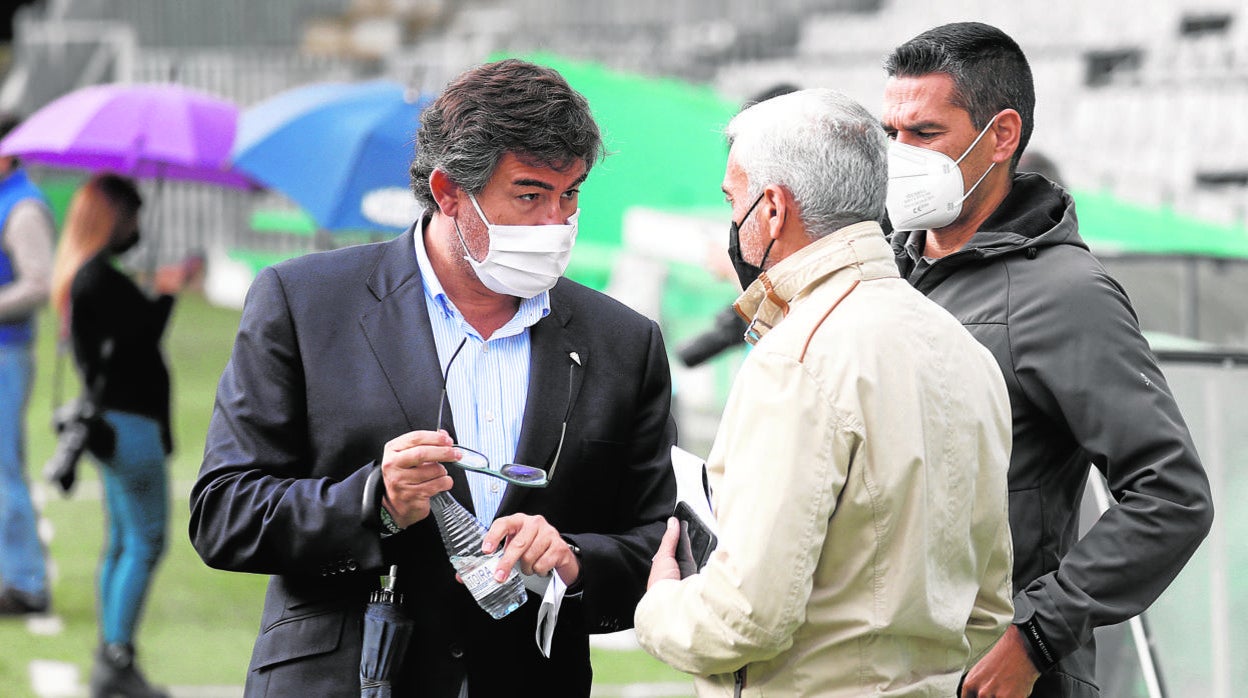 González Calvo, Valenzuela y Juanito, en el estadio