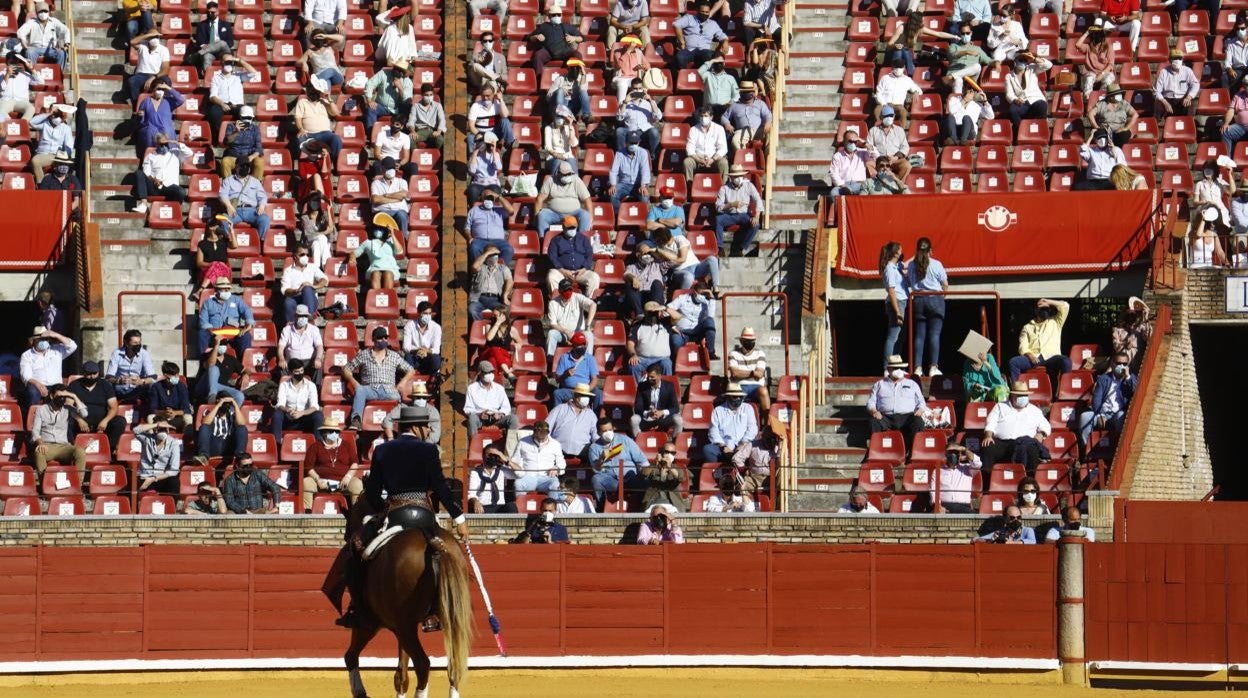 Imagen de parte de los tendidos del Coso de los Califas durante la lidia por parte de Diego Ventura