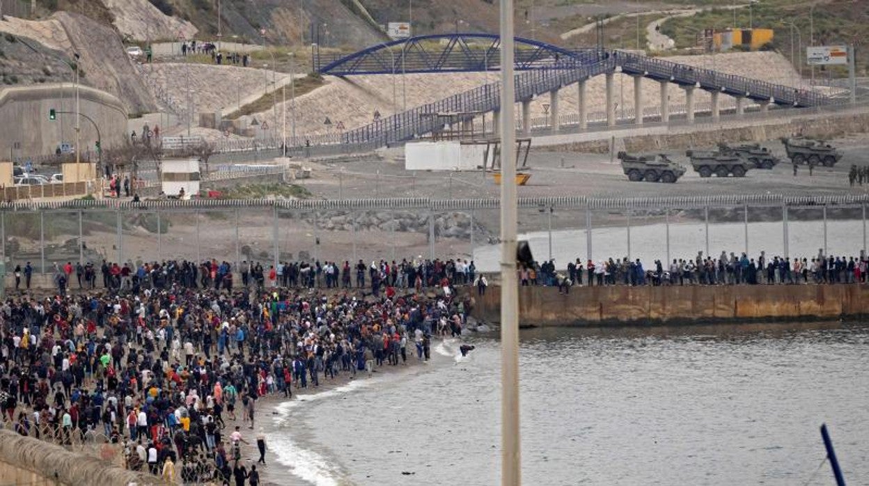 Imagen de la frontera con Ceuta desde Marruecos esta mañana