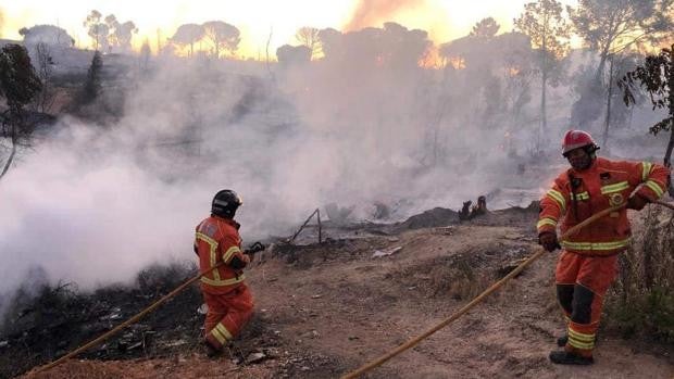 Investigan el origen del incendio que dejó sin techo a 400 inmigrantes de un poblado en Palos de la Frontera