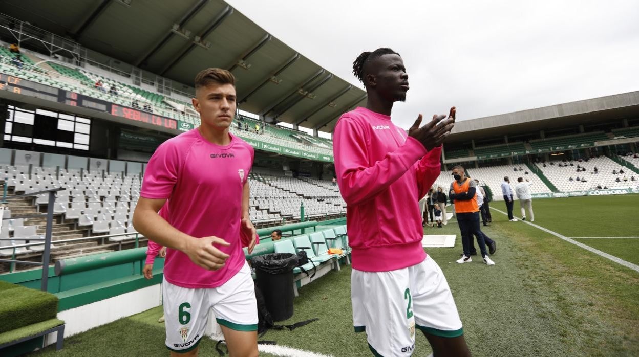 Djetei y Del Moral saltan al terreno de juego para calentar en el último partido en Segunda B