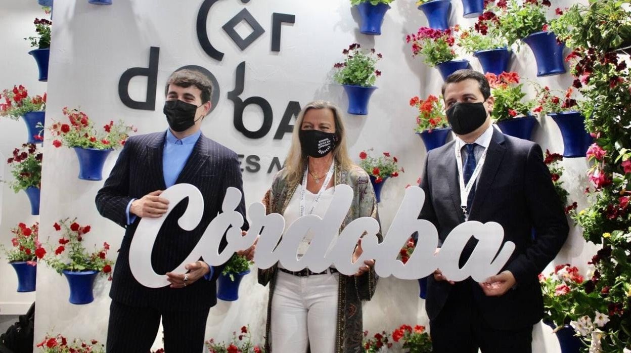 El modisto Palomo Spain, Isabel Albás y José María Bellido en el stand de Córdoba