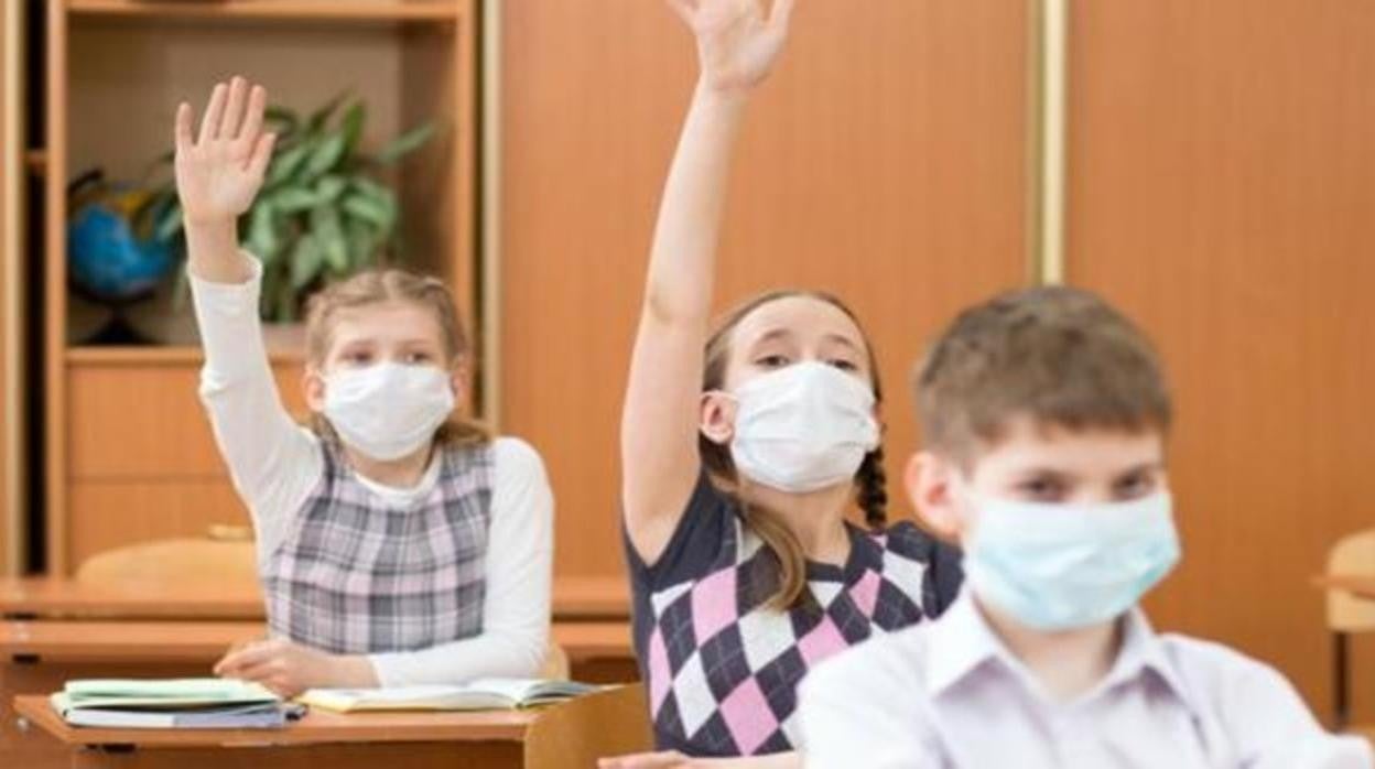 Alumnos con mascarilla en un centro escolar