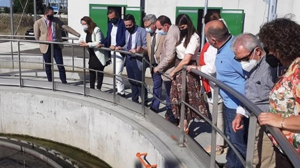 Carmen Crespo y autoridades en la entrega de la EDAE de Santaella