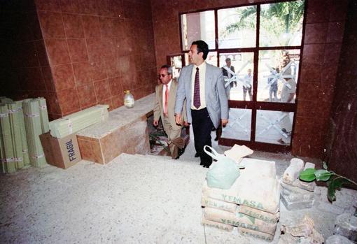 El alcalde en 1996, Rafael Merino, entra en un bloque afectado para visitar a los vecinos