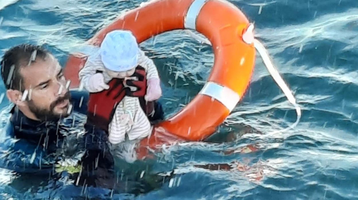 Un submarinista de la Guardia Civil rescata a un bebé del agua