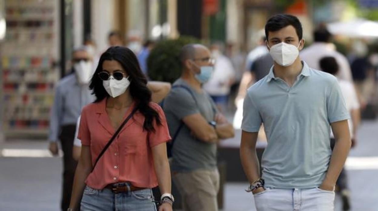 Ciudadanos pasean por el centro de Córdoba con mascarilla