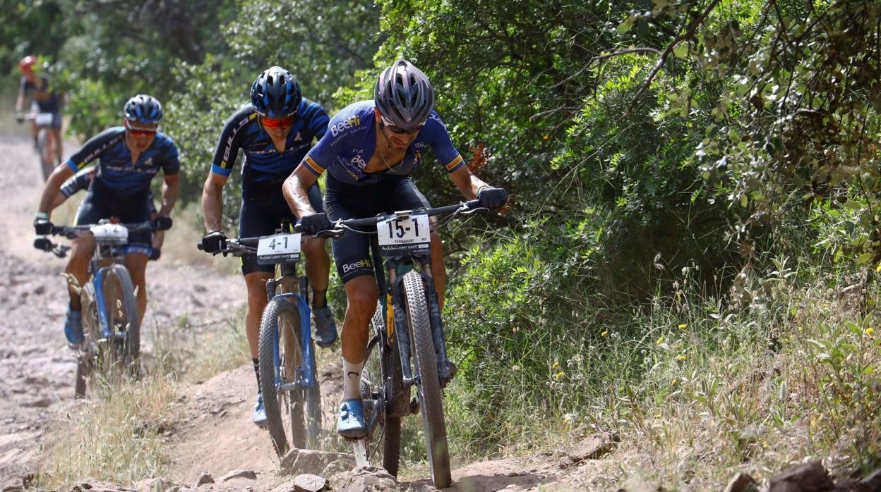 Varios corredores de la Andalucía Bike, este sábado en la última etapa