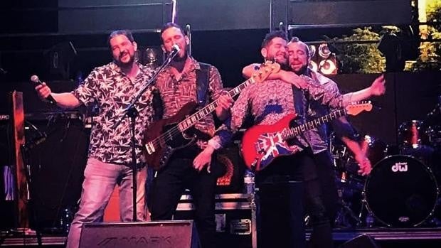 La música de la Feria de Córdoba que sí puede ser: dos bandas de versiones tocan en la Axerquía