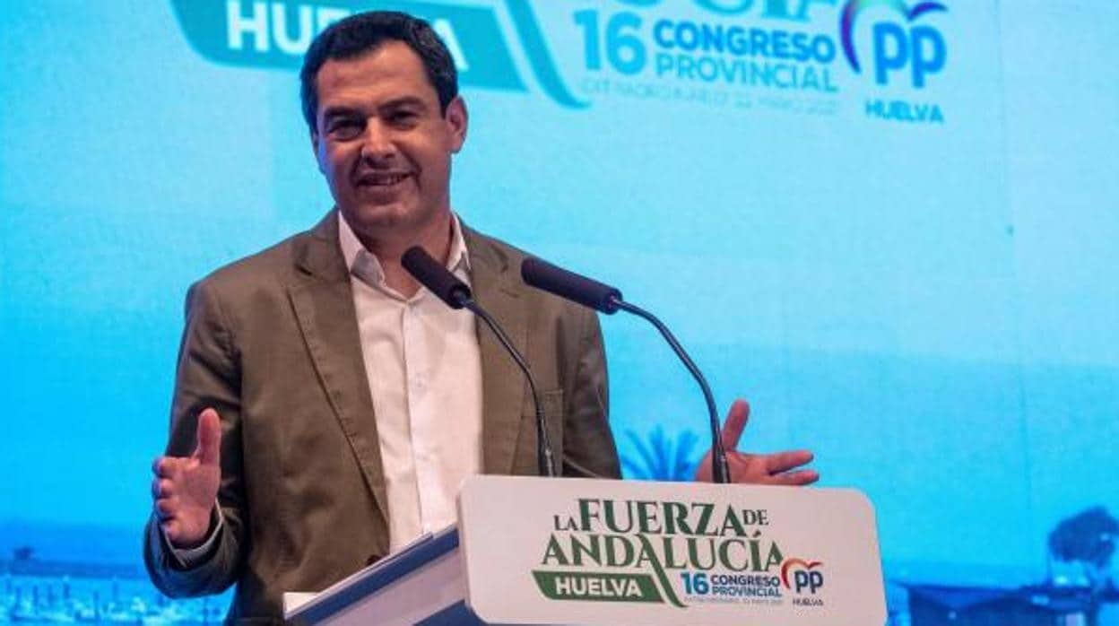 El presidente de la Junta de Andalucía, Juanma Moreno, en el acto de Lepe