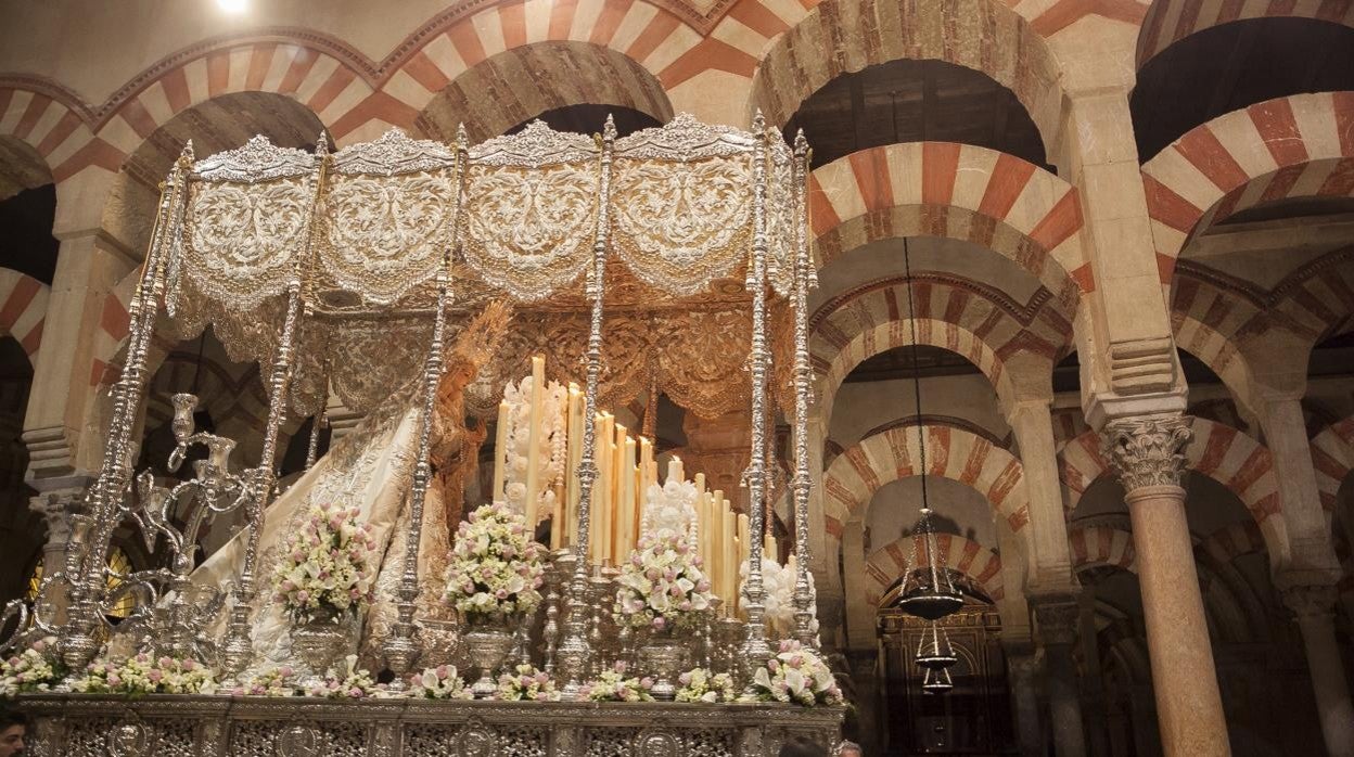 María Santísima de la Paz y Esperanza, un Miércoles Santo en el interior de la Catedral