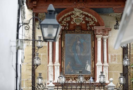 El cuadro en el interior del altar es una reproducción; el original se conserva en el Museo Julio Romero de Torres