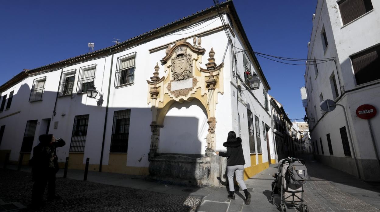 Fuente de la Piedra Escrita, en el cruce entre la calle Moriscos y la calle Cárcamo en Córdoba