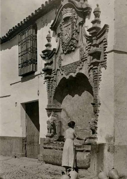 Postal de la fuente de la Piedra Escrita en la primera mitad del siglo XX