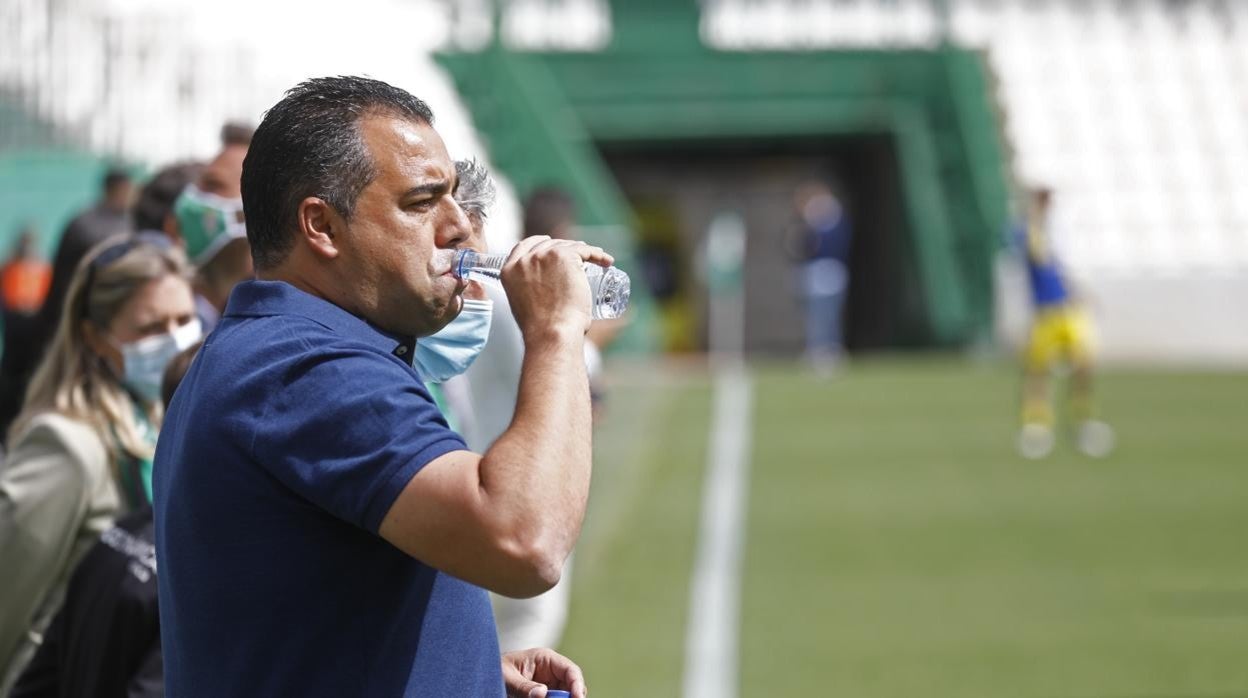 El entrenador del Córdoba CF, Germán Crespo, bebe agua en el último partido