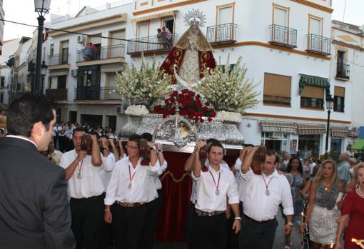 La Virgen del Soterraño, con su iconografía actual, durante una procesión