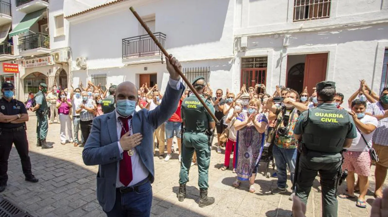 El socialista Alexis Landero con el bastón de mando de alcalde de Cartaya que alcanzó gracias a una moción de censura, su mandato duró tres días