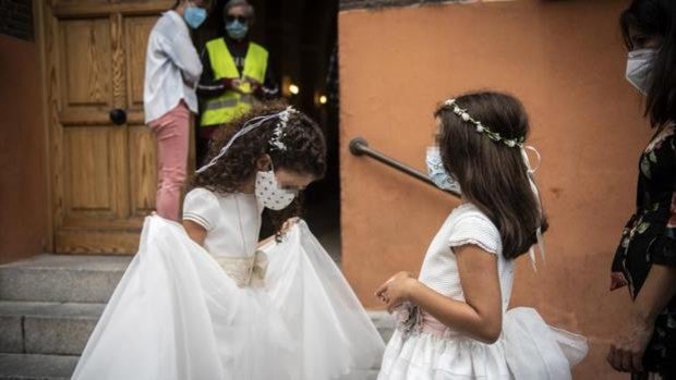 La Junta atribuye a las celebraciones familiares como bodas y comuniones la lenta bajada de la tasa del Covid