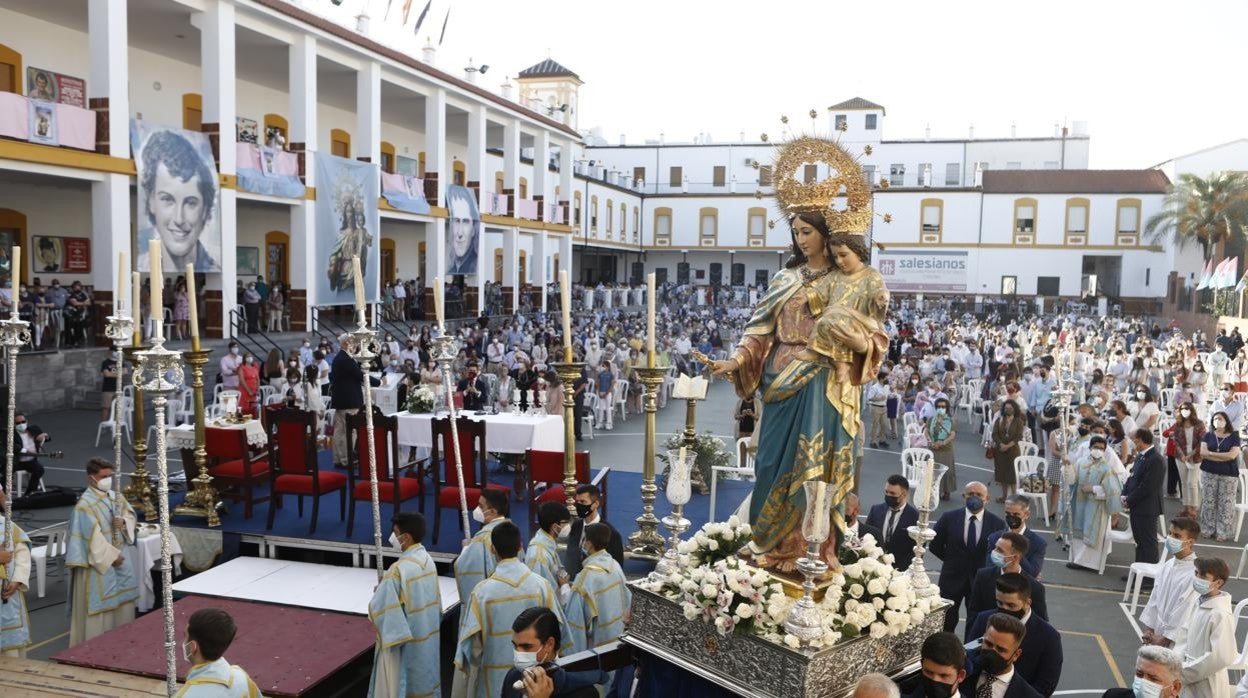 María Auxiliadora llega al altar en que se celebró la misa en el patio de su colegio de Córdoba