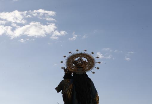 María Auxiliadora, recortada en el cielo azul