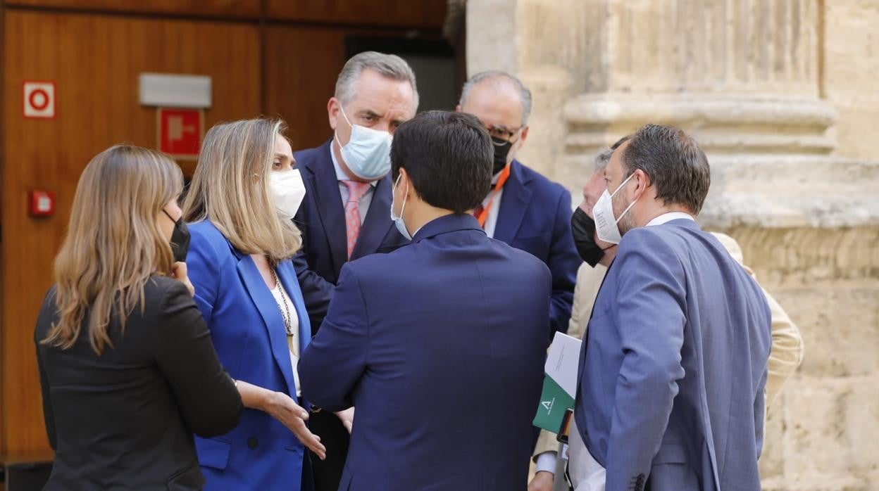 Ña cpnsejera de Fomento, Marifrán Carazo, dialogando con el portavoz del PP, José Antonio Nieto y otros asesores el revés de su ley de urbanismo