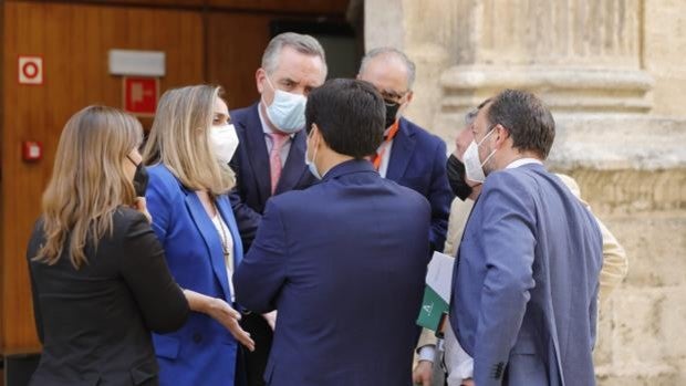 Vox se alinea con Adelante Andalucía y tumba una ley clave para el Gobierno de Juanma Moreno