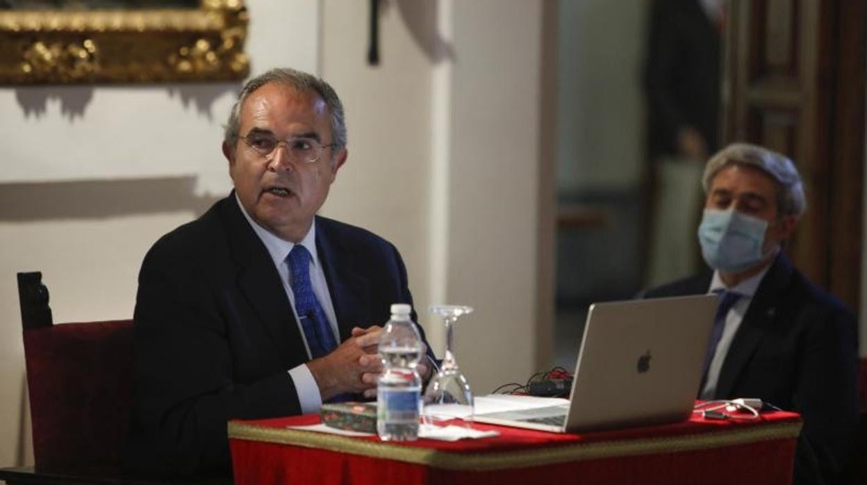 Manuel Contreras, exjefe de la Guardia Civil en Andalucía, durante su conferencia