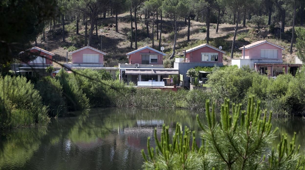 Casas junto al estanque de la urbanización