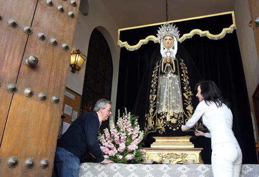 Preparativos de un altar callejero de la hermandad del Vía Crucis