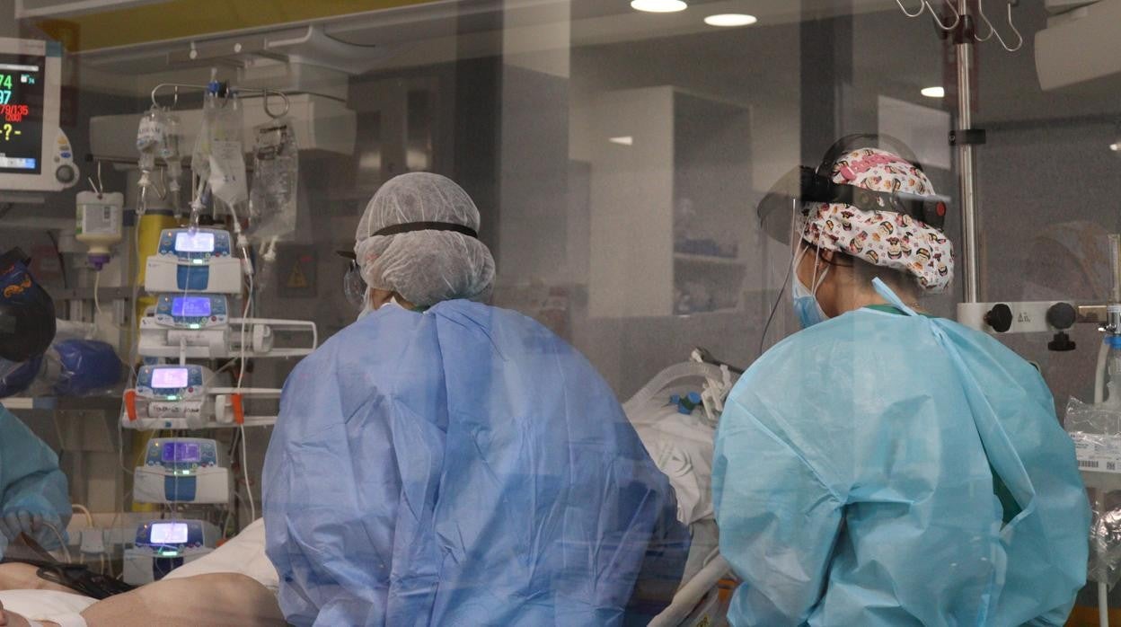 Sanitarios en la UCI del Hospital Reina Sofía de Córdoba