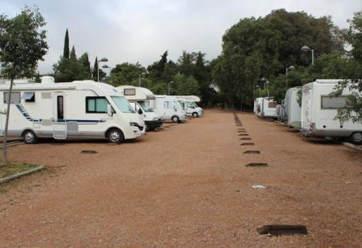 Caravanas en el aparcamiento de la avenida de los Custodios de Córdoba