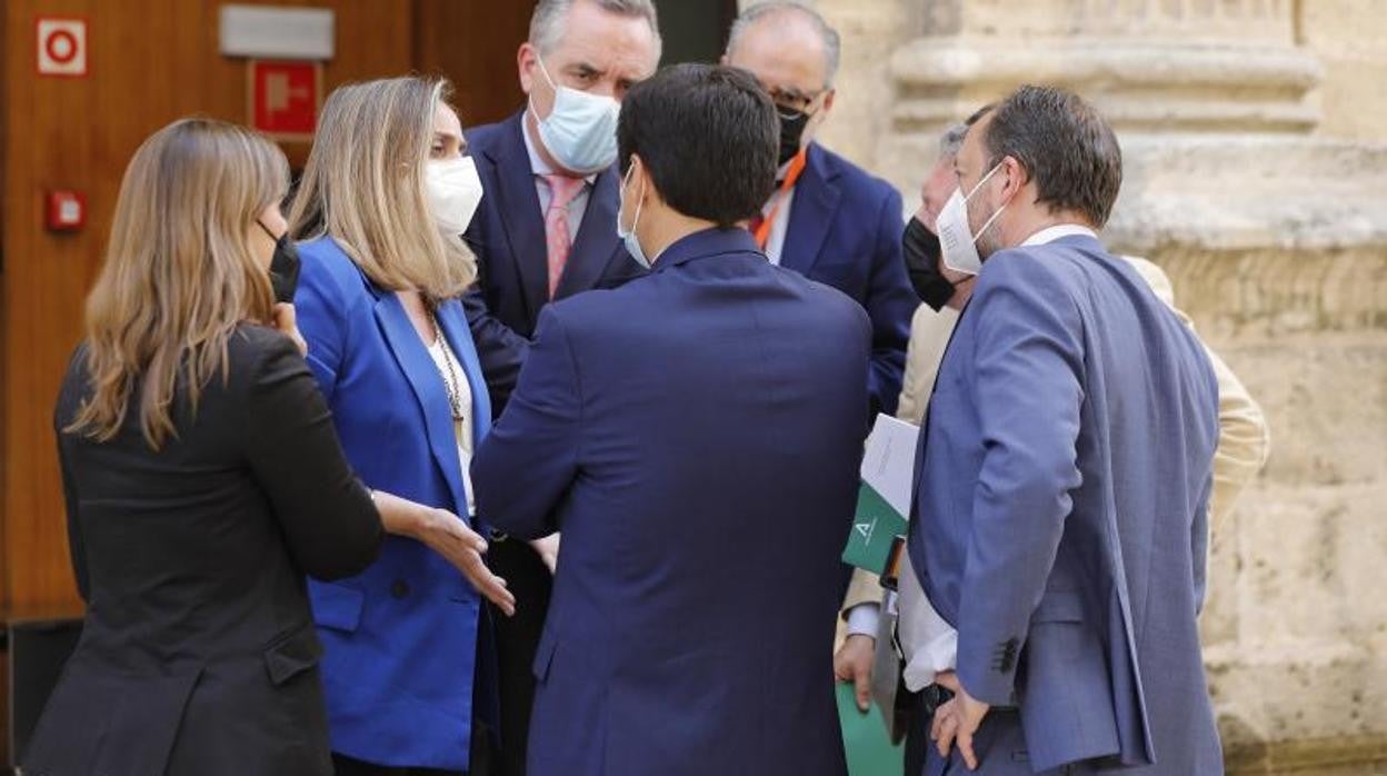 La consejera de Fomento, Marifrán Carazo, conversa con diputados sobre el bloqueo de Ley