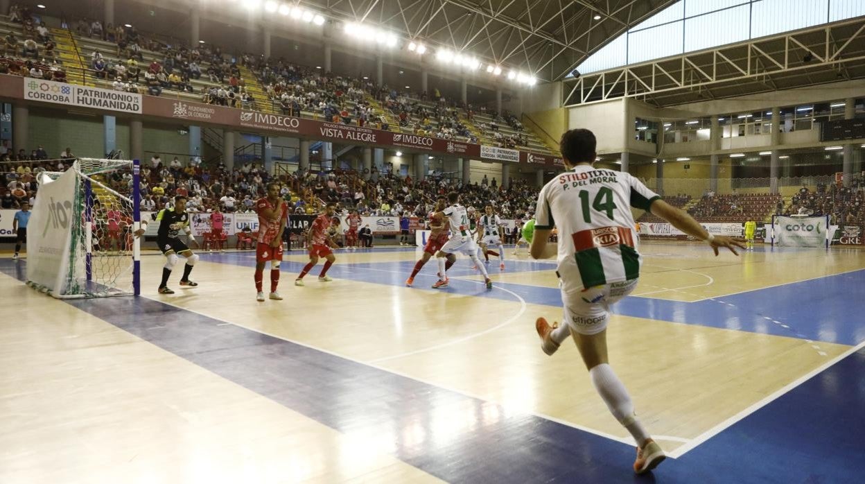 Pablo del Moral pone en juego un saque de esquina con las gradas de Vista Alegre de fondo