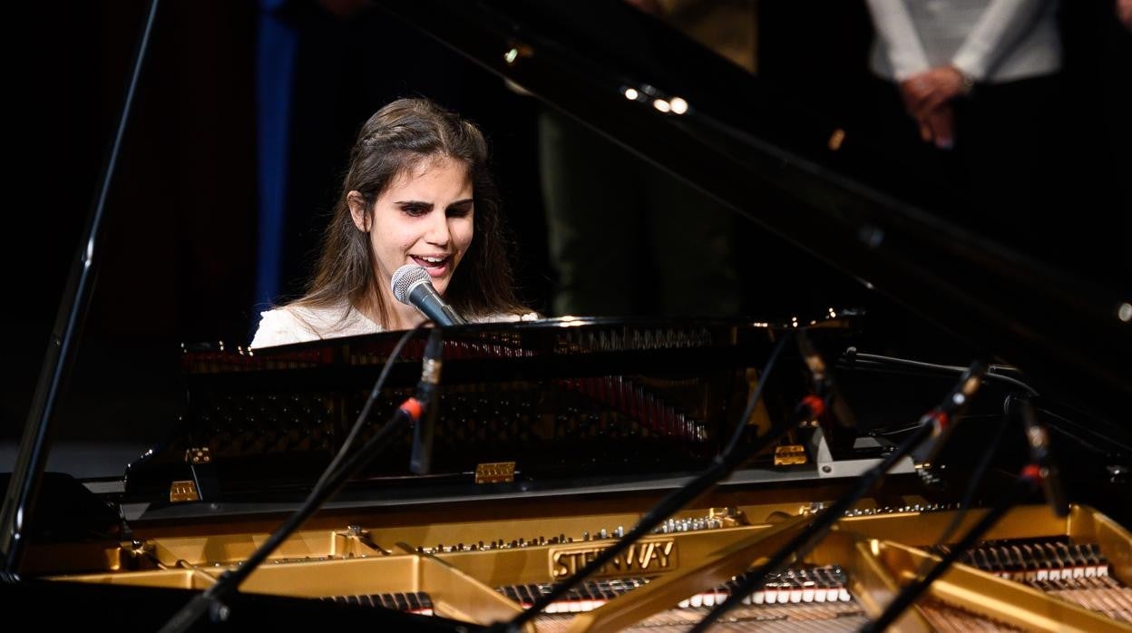 Laura Diepstraten, durante su actuación en el Low Vision Song Contest