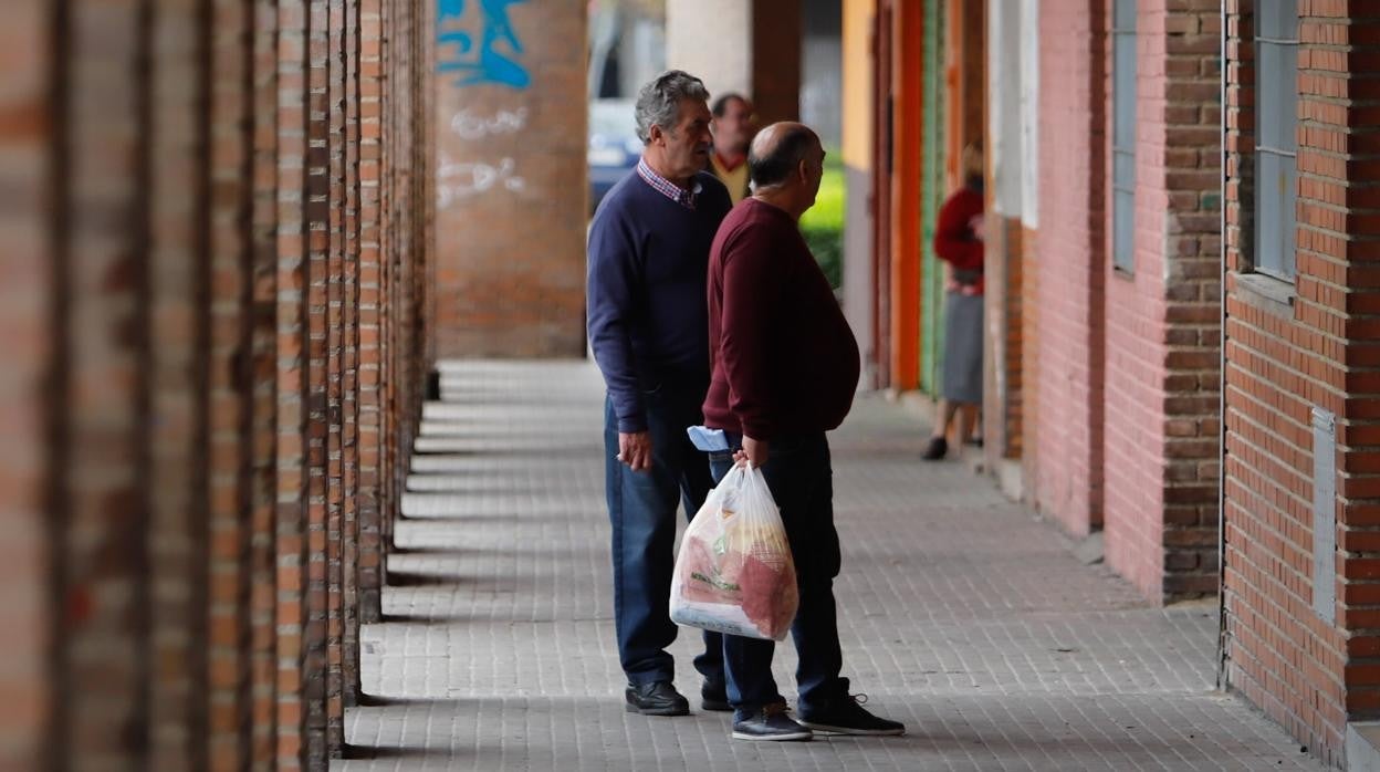 Varias personas en Palmeras, uno de los barrios más pobres del país, en una imagen de archivo