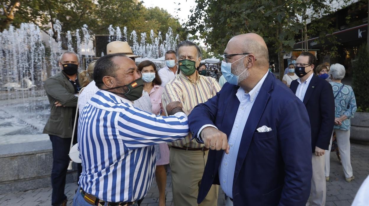 Alejandro Hernández saluda a un simpatizante en Córdoba el pasado mes de septiembre