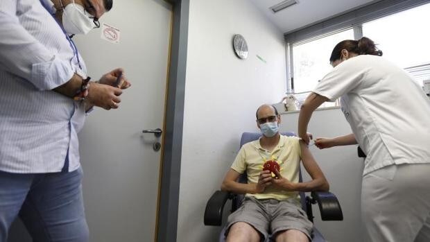 Andalucía dará el pasaporte europeo a los inmunizados frente al Covid a partir de la segunda semana de junio