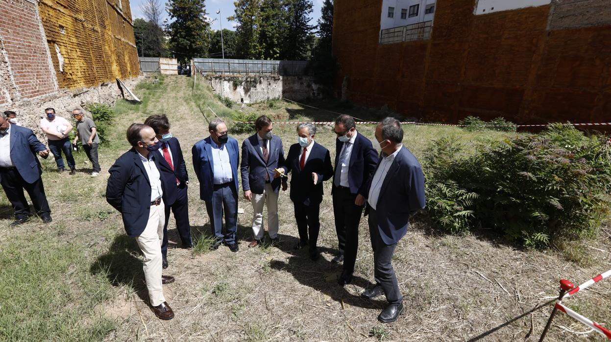 Responsables de Neinor con el edil de Urbanismo, hoy en el solar de avenida América donde empieza la obra