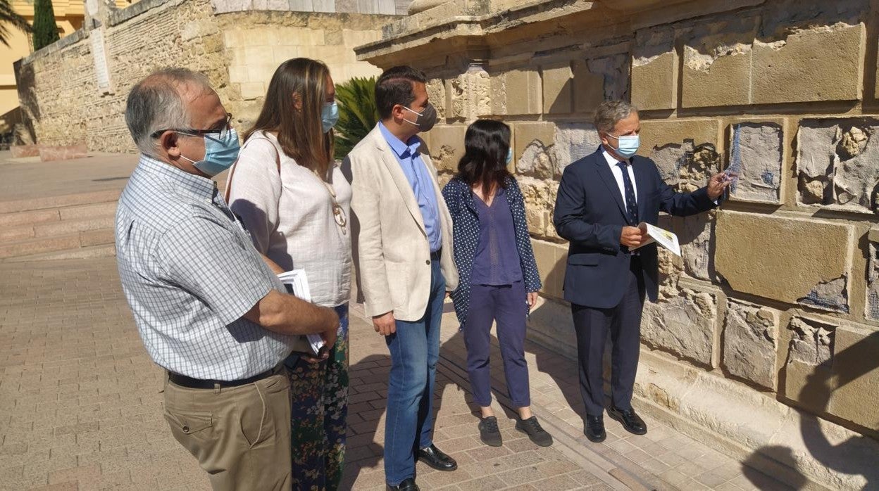 El alcalde y el edil de Urbanismo, hoy durante la presentación de la intervención en la Puerta del Puente