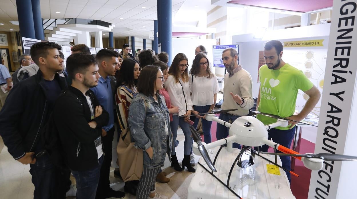 Estudiantes en la Feria del Posgrado en la Universidad de Córdoba