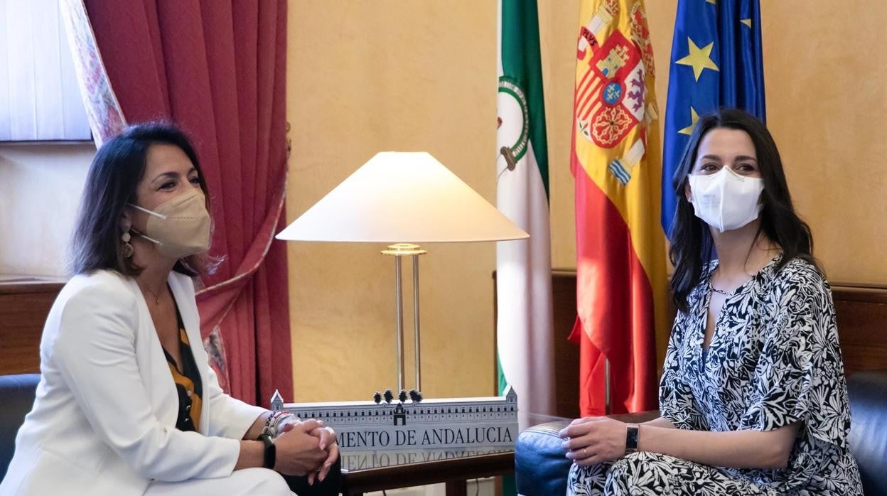 La presidenta del Parlamento de Andalucía, Marta Bosquet, y la presidenta de Ciudadanos (Cs), Inés Arrimadas, este lunes en Sevilla