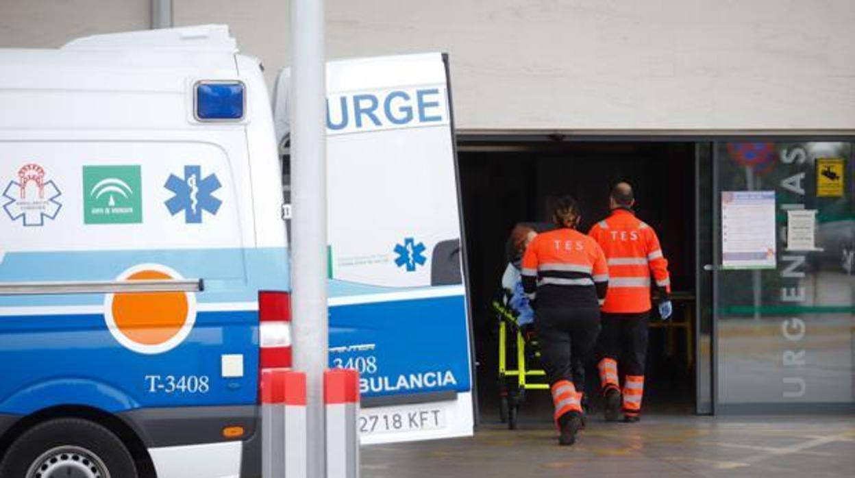 Ambulancia a la puerta de un hospital andaluz