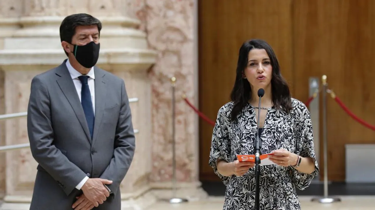 Inés Arrimadas en el Parlamento andaluz junto al vicepresidente de la Junta de Andalucía, Juan Marín
