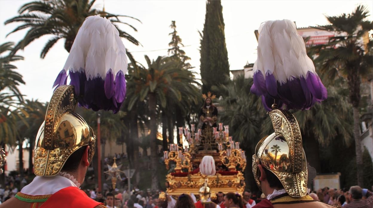 Jesús Preso, visto entre dos miembros de su cortejo de judíos, el Jueves Santo de Cabra