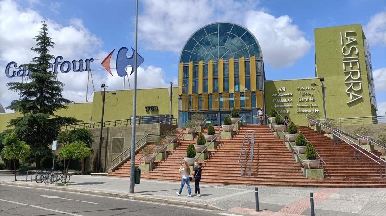 Fachada del centro comercial La Sierra en Córdoba