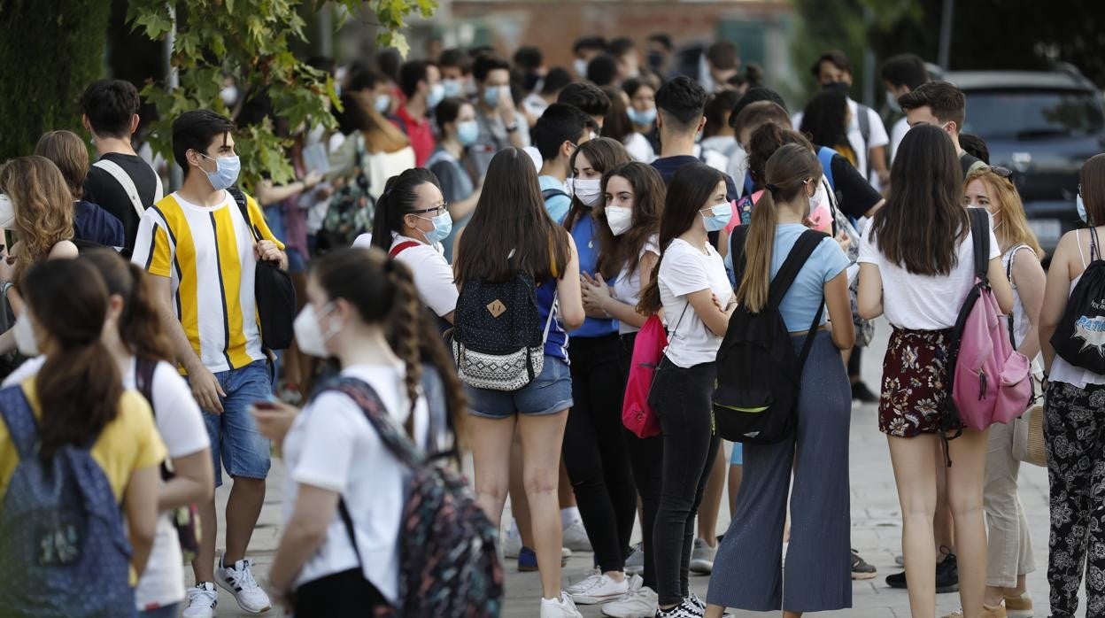 Alumnos en la Selectividad de Córdoba el año pasado en la Escuela de Enfermería